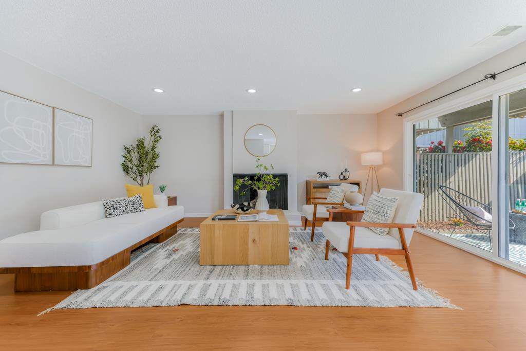 Detail Gallery Image 3 of 52 For 255 S Rengstorff Ave #45,  Mountain View,  CA 94040 - 3 Beds | 2 Baths