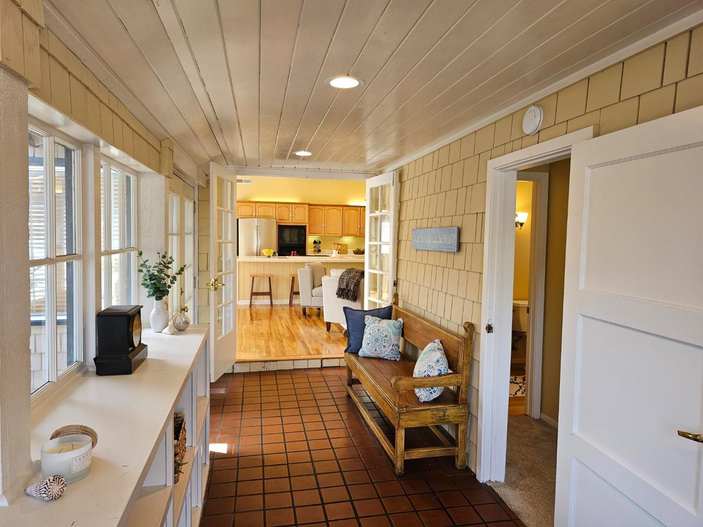 Detail Gallery Image 3 of 22 For 707 Sunset Dr, Capitola,  CA 95010 - 2 Beds | 2 Baths