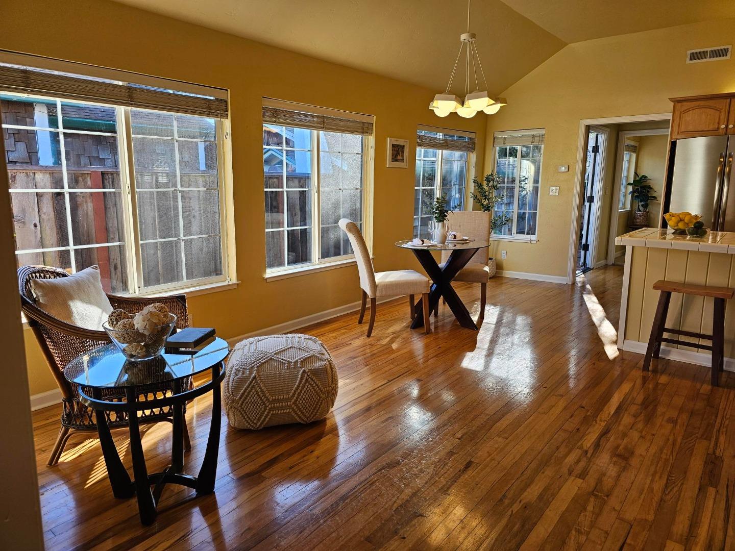 Detail Gallery Image 7 of 22 For 707 Sunset Dr, Capitola,  CA 95010 - 2 Beds | 2 Baths