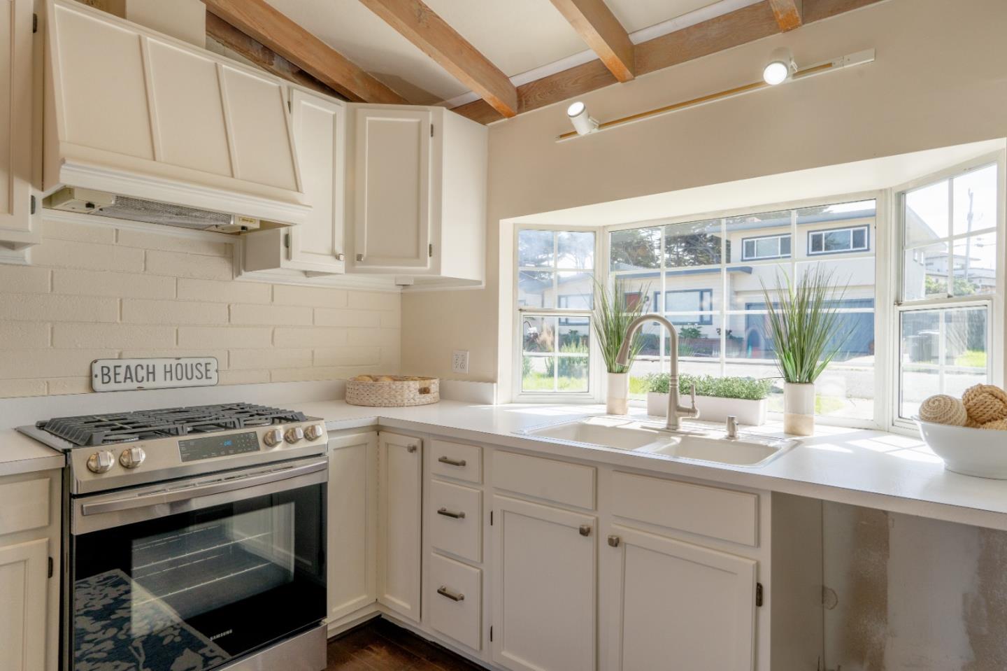 Detail Gallery Image 9 of 27 For 1124 Shell Ave, Pacific Grove,  CA 93950 - 4 Beds | 2 Baths