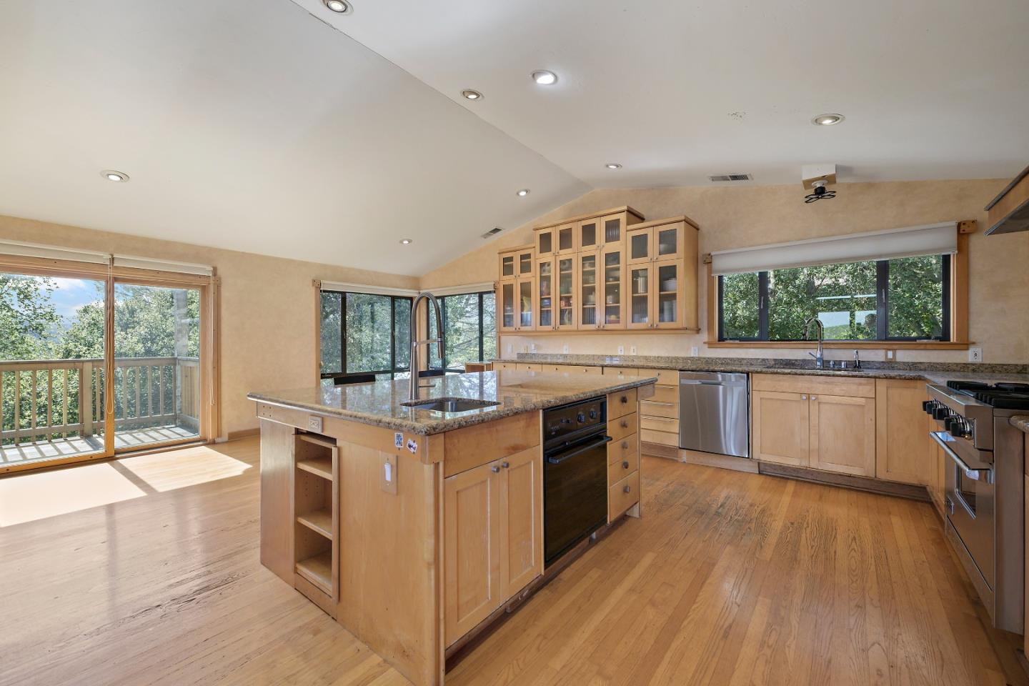 Detail Gallery Image 9 of 17 For 14188 Stanford Ct, Los Altos Hills,  CA 94022 - 4 Beds | 4 Baths