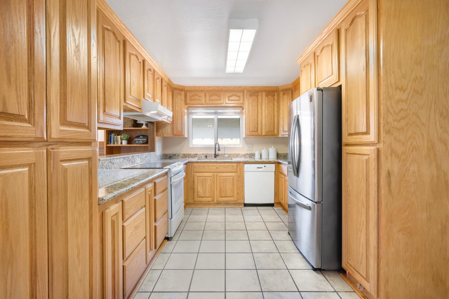 Detail Gallery Image 9 of 29 For 1068 Sierra Madre Dr, Salinas,  CA 93901 - 3 Beds | 2 Baths