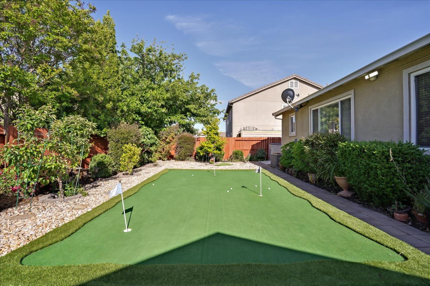 Detail Gallery Image 16 of 19 For 677 Meadow Canyon Dr, Pittsburg,  CA 94565 - 4 Beds | 2 Baths