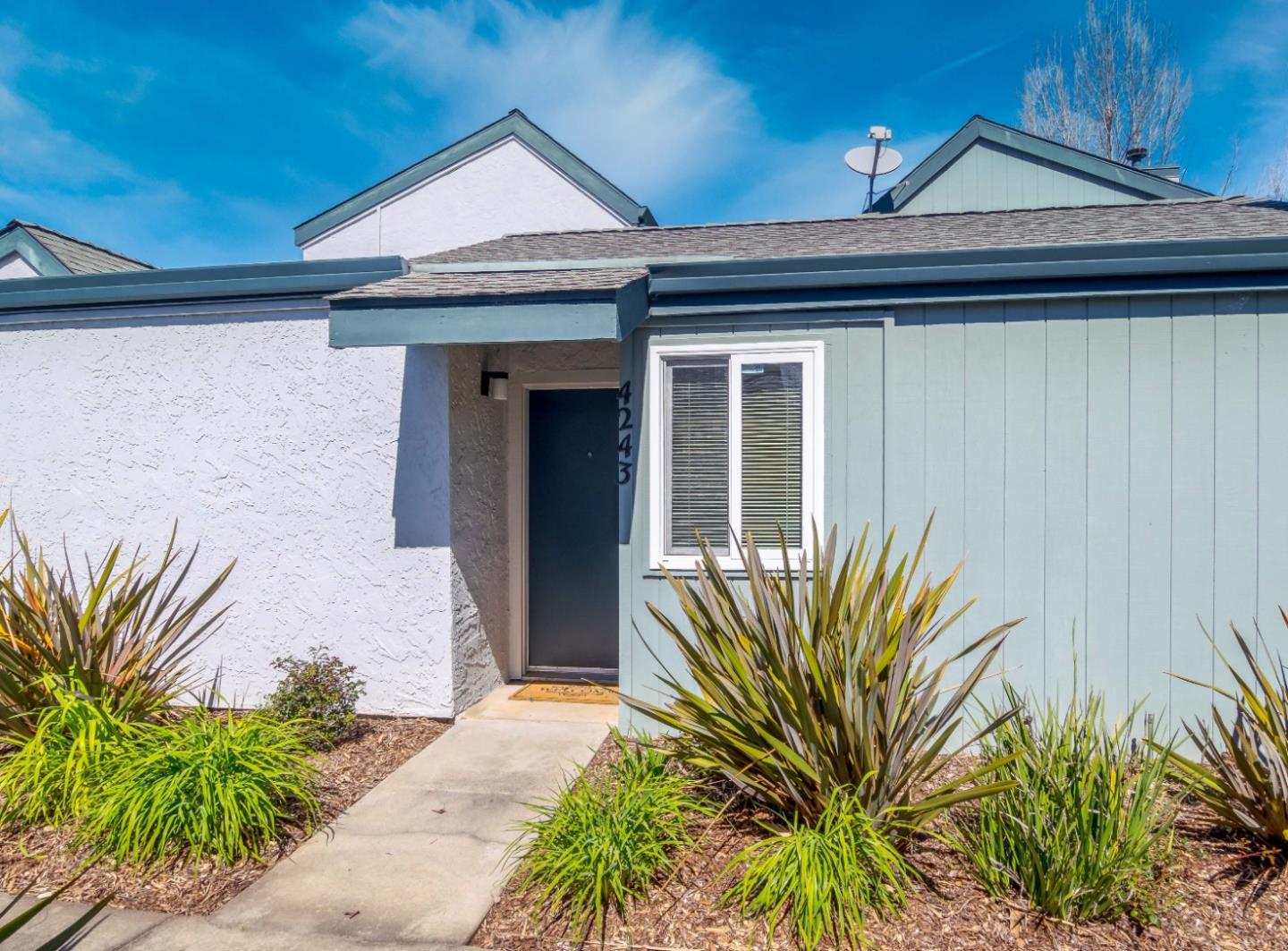 Detail Gallery Image 5 of 26 For 4243 Sea Pines Ct, Capitola,  CA 95010 - 2 Beds | 1 Baths