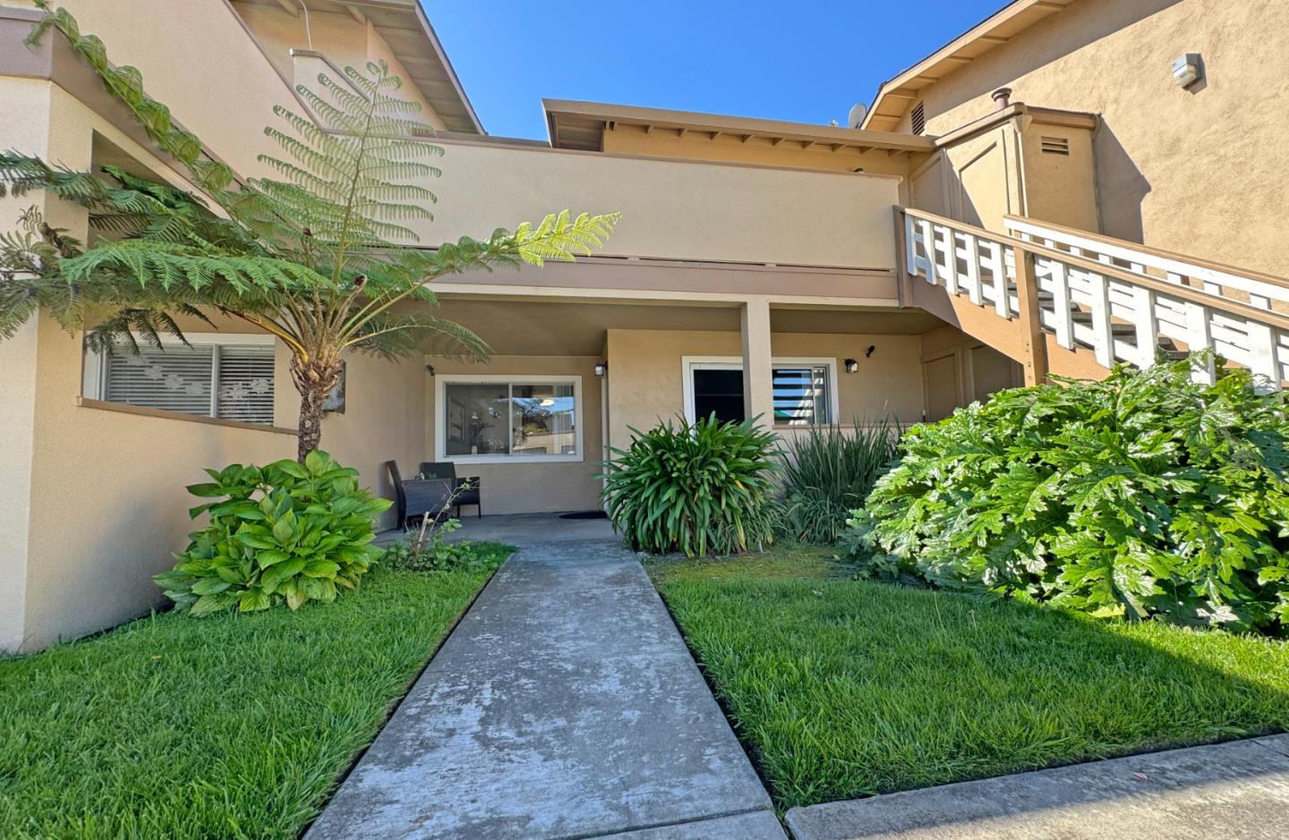 Detail Gallery Image 1 of 28 For 1055 Padre Dr #3,  Salinas,  CA 93901 - 2 Beds | 1 Baths