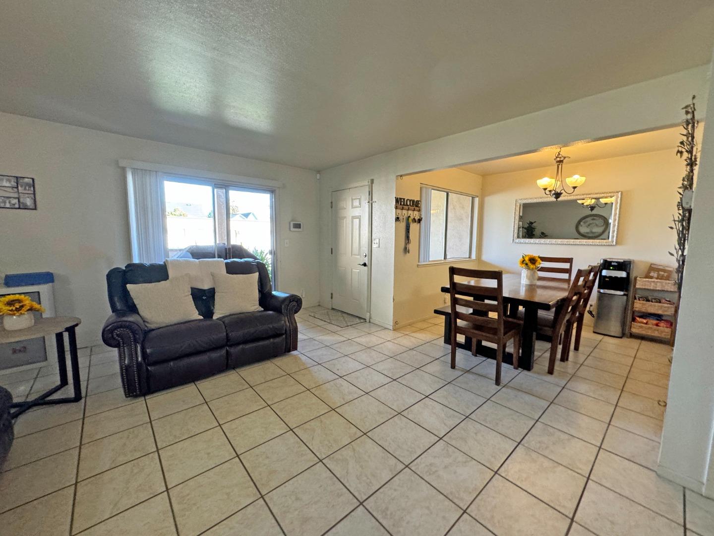 Detail Gallery Image 5 of 28 For 1055 Padre Dr #3,  Salinas,  CA 93901 - 2 Beds | 1 Baths