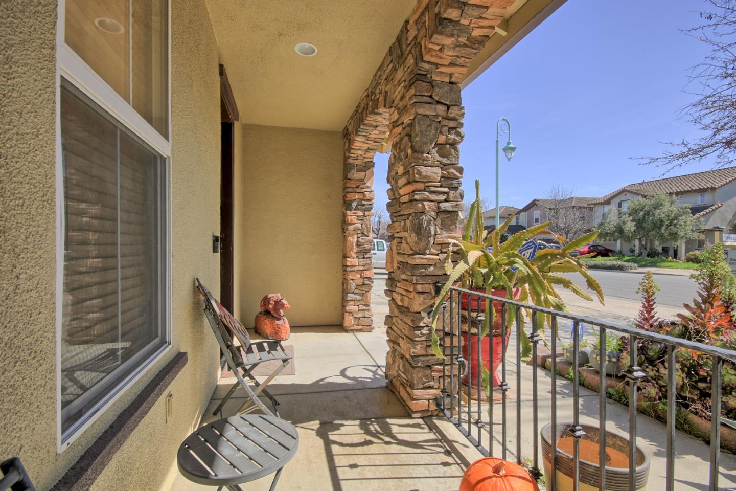 Detail Gallery Image 2 of 34 For 1624 Piazza Dr, Salinas,  CA 93905 - 5 Beds | 2/1 Baths