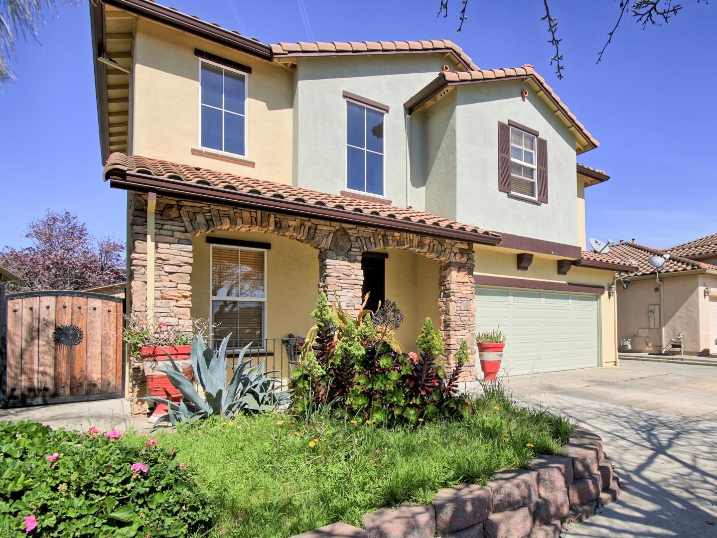 Detail Gallery Image 4 of 34 For 1624 Piazza Dr, Salinas,  CA 93905 - 5 Beds | 2/1 Baths