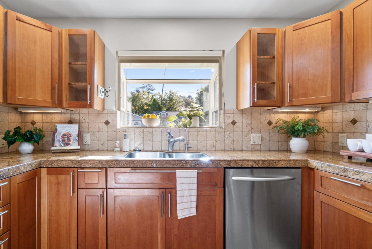 Detail Gallery Image 27 of 53 For 811 Laurence Ave, Capitola,  CA 95010 - 3 Beds | 2 Baths