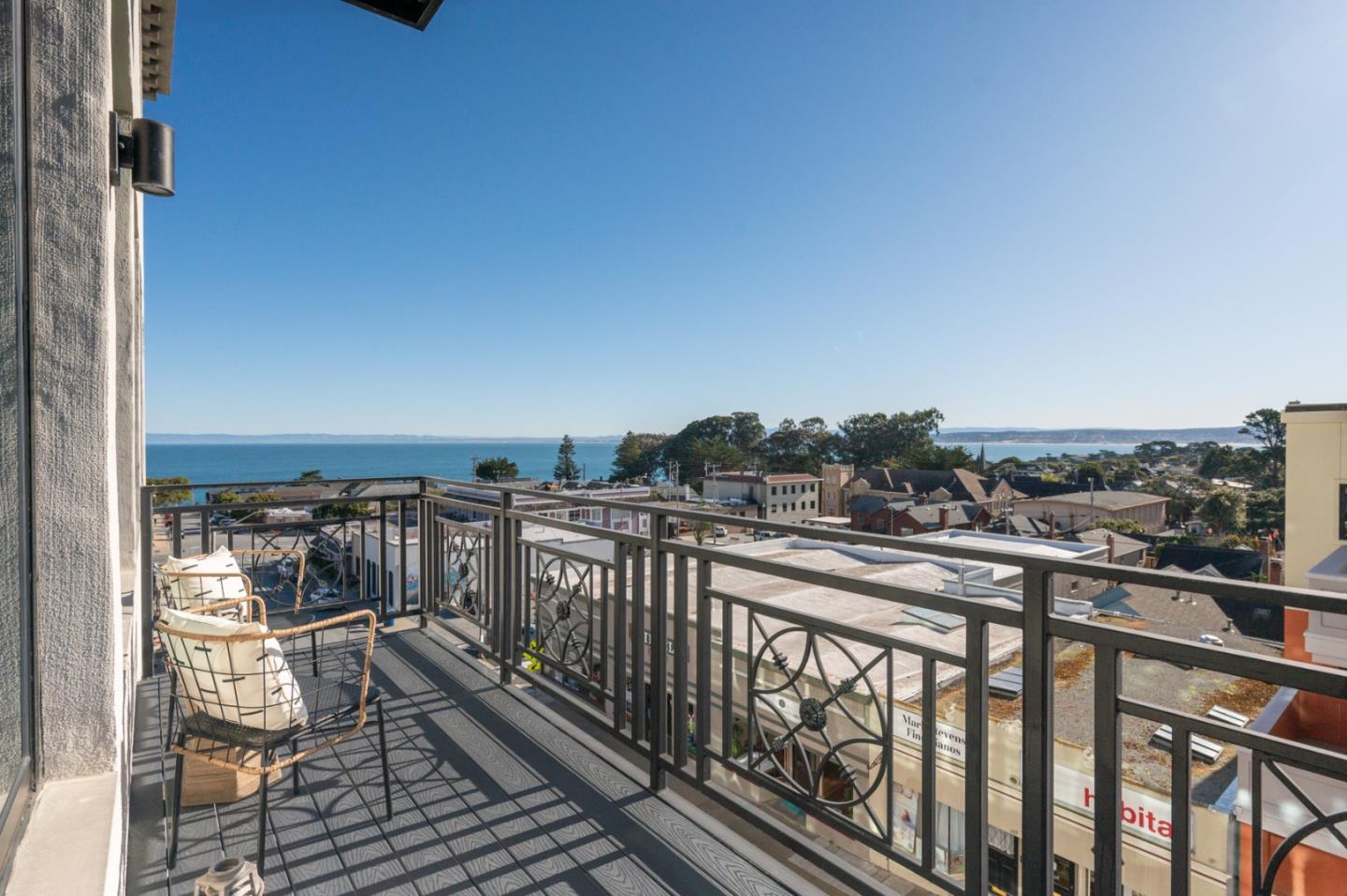 Detail Gallery Image 15 of 17 For 542 Lighthouse Ave #302,  Pacific Grove,  CA 93950 - 2 Beds | 2/1 Baths