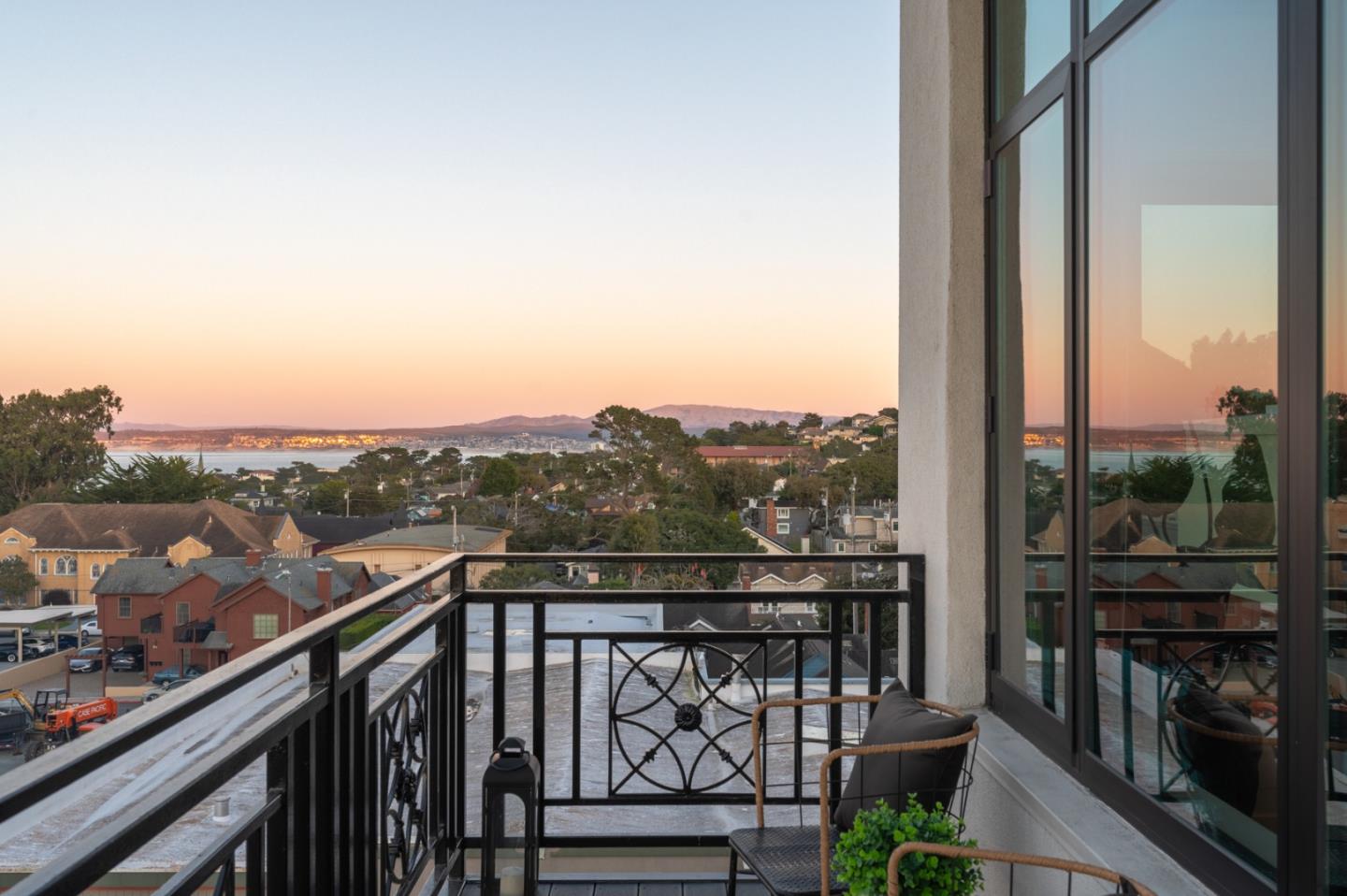 Detail Gallery Image 16 of 17 For 542 Lighthouse Ave #302,  Pacific Grove,  CA 93950 - 2 Beds | 2/1 Baths