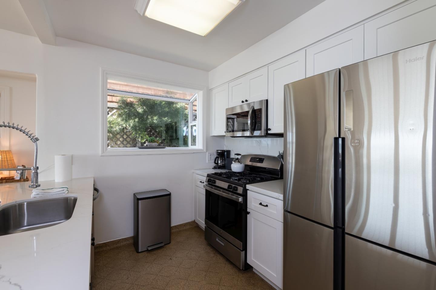 Detail Gallery Image 10 of 27 For 325 Beach Dr, Aptos,  CA 95003 - 4 Beds | 2/1 Baths