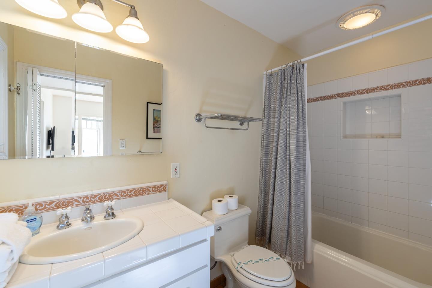 Detail Gallery Image 16 of 27 For 325 Beach Dr, Aptos,  CA 95003 - 4 Beds | 2/1 Baths