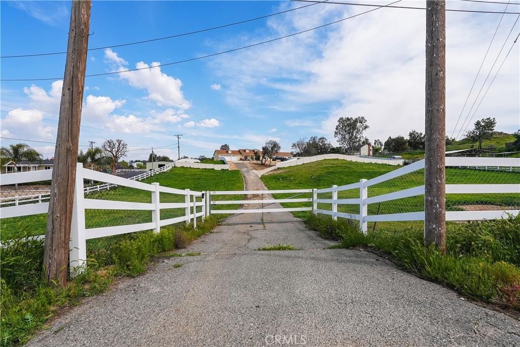 Detail Gallery Image 5 of 34 For 18510 Mockingbird Canyon Rd, Riverside,  CA 92504 - 7 Beds | 2 Baths