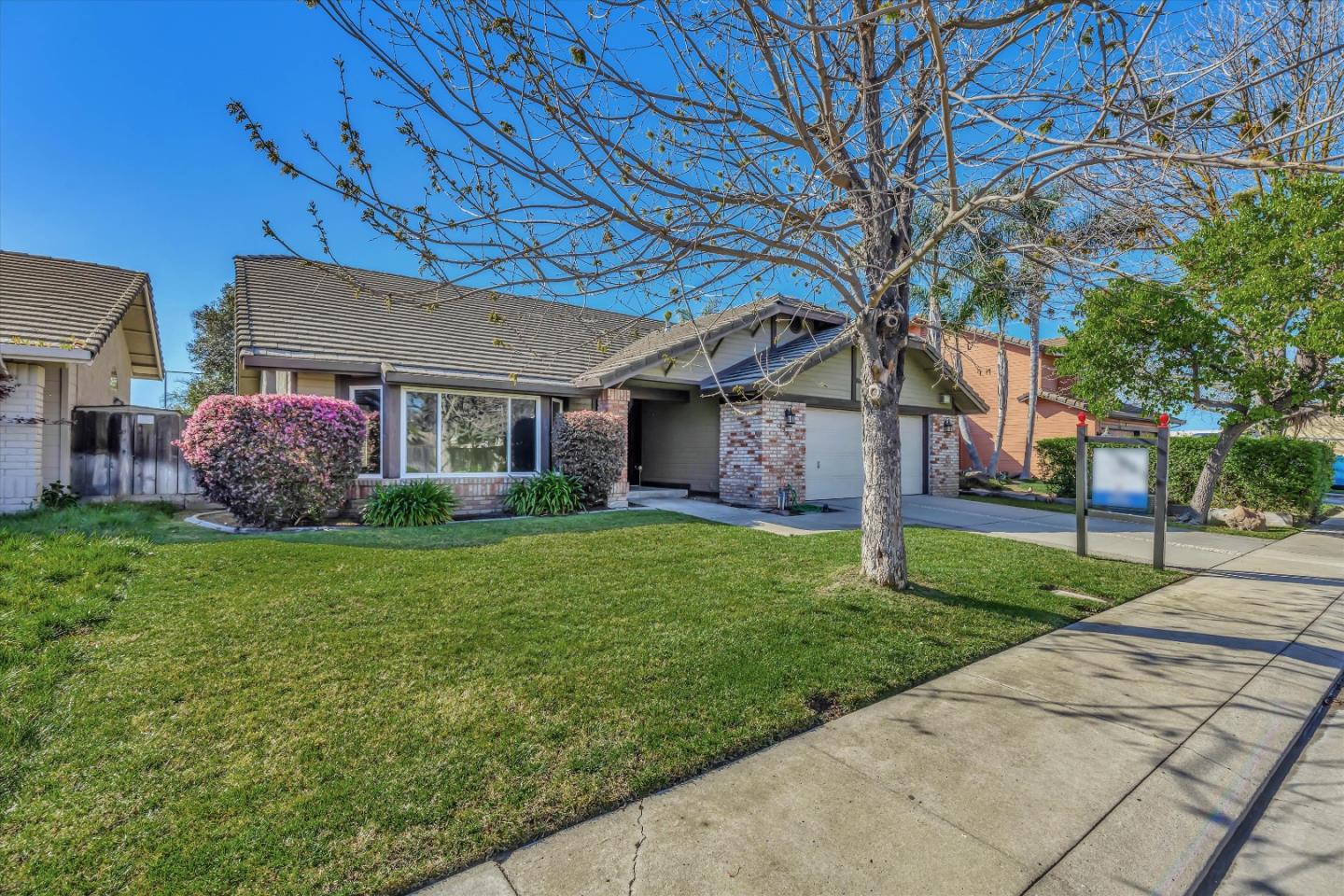 Detail Gallery Image 3 of 38 For 3921 Alessandro Ln, Modesto,  CA 95356 - 3 Beds | 2 Baths