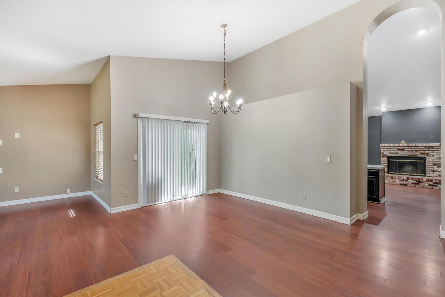 Detail Gallery Image 5 of 38 For 3921 Alessandro Ln, Modesto,  CA 95356 - 3 Beds | 2 Baths