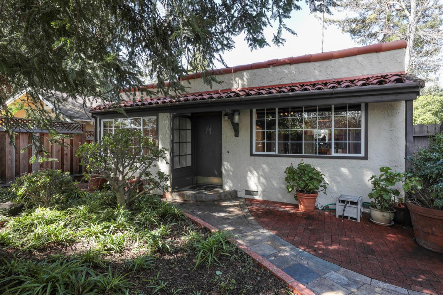 Photo of 516 Barron Ave in Palo Alto, CA