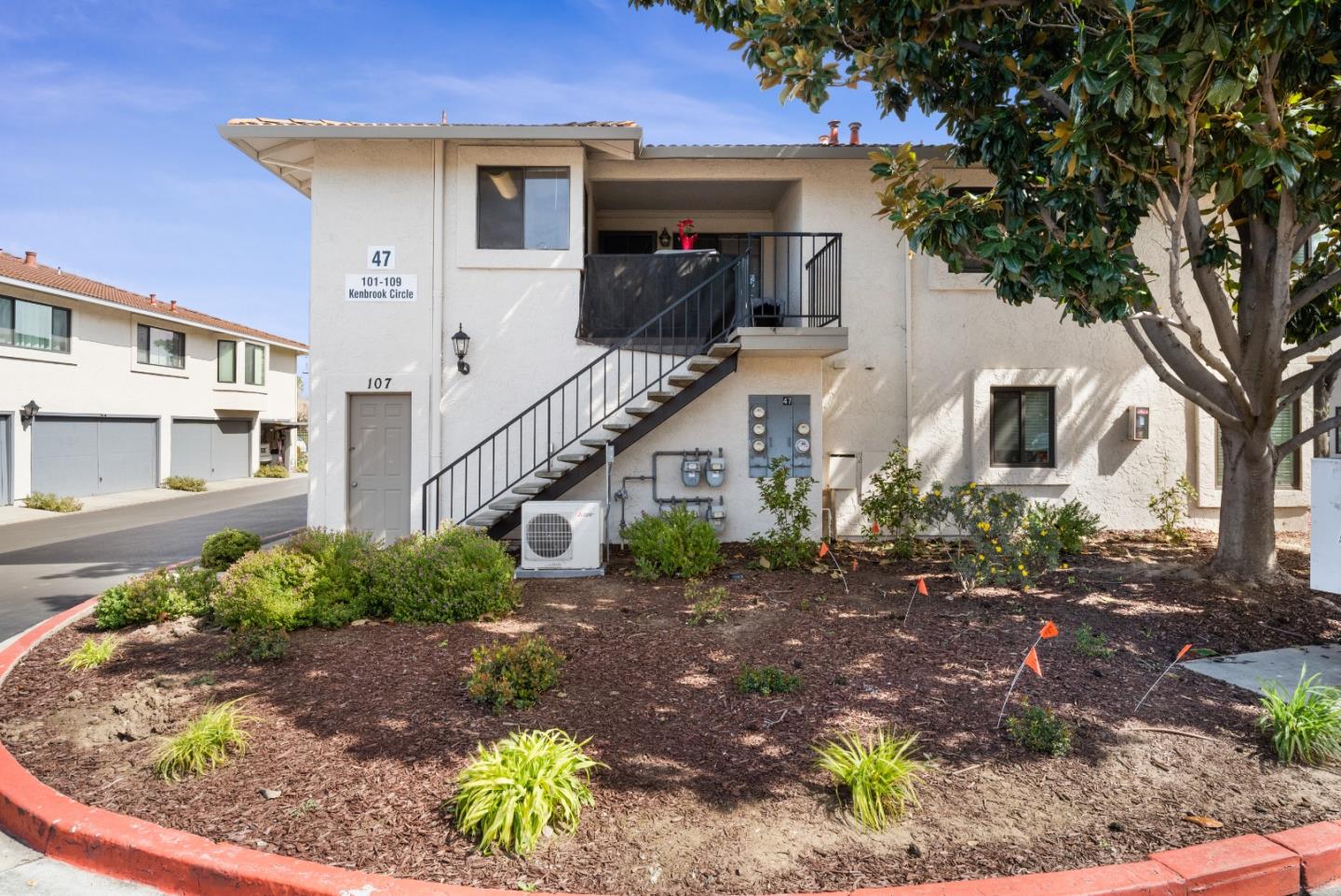 Detail Gallery Image 1 of 23 For 107 Kenbrook Cir, San Jose,  CA 95111 - 1 Beds | 1 Baths