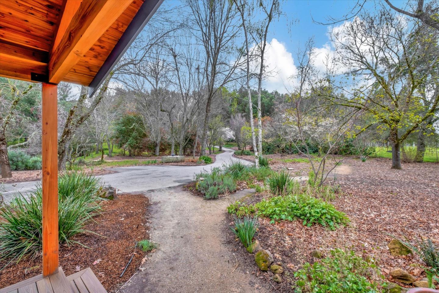 Detail Gallery Image 5 of 40 For 24995 Skyland Rd, Los Gatos,  CA 95033 - 4 Beds | 2/1 Baths