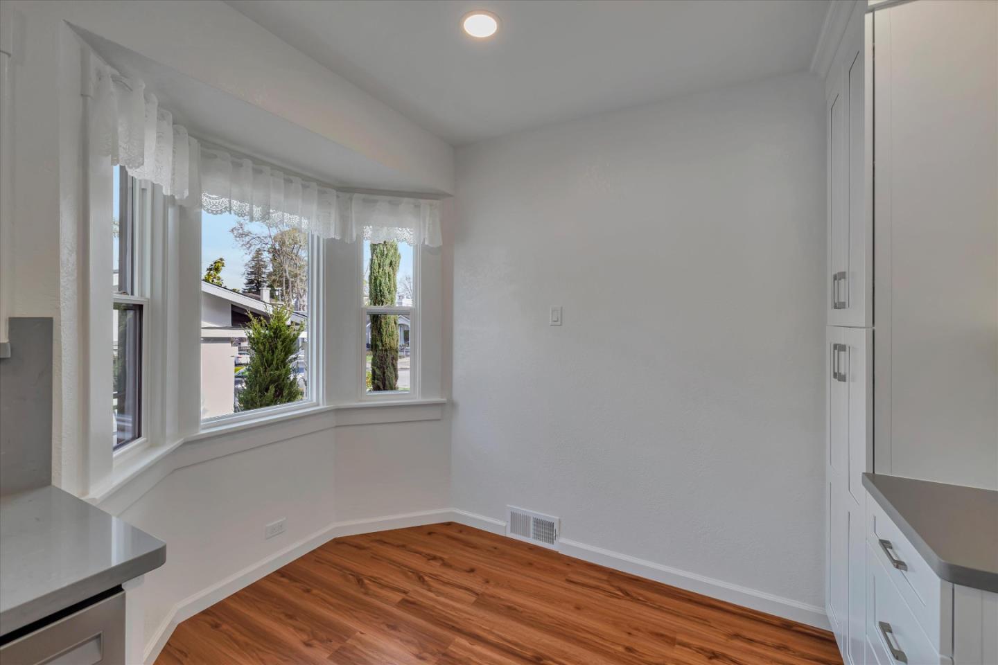 Detail Gallery Image 11 of 43 For 1213 Balboa Ave, Burlingame,  CA 94010 - 4 Beds | 2/1 Baths