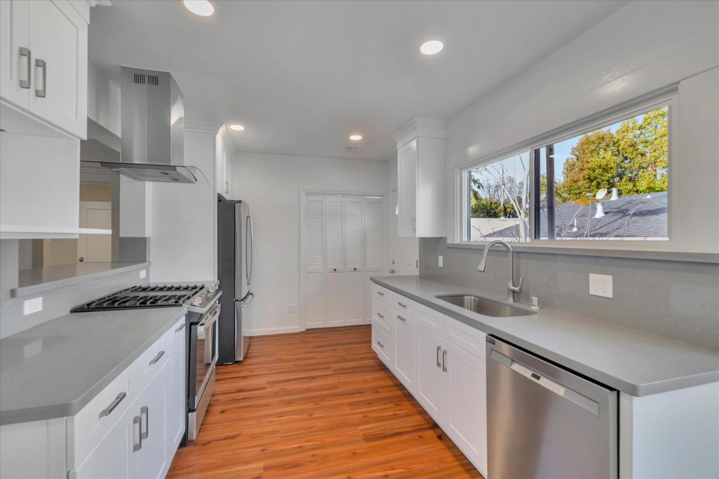 Detail Gallery Image 13 of 43 For 1213 Balboa Ave, Burlingame,  CA 94010 - 4 Beds | 2/1 Baths