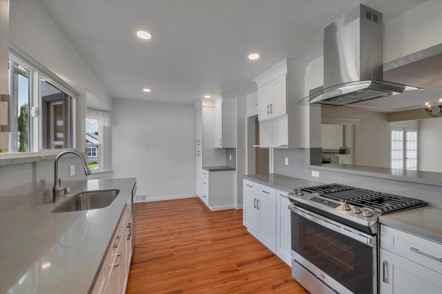 Detail Gallery Image 14 of 43 For 1213 Balboa Ave, Burlingame,  CA 94010 - 4 Beds | 2/1 Baths