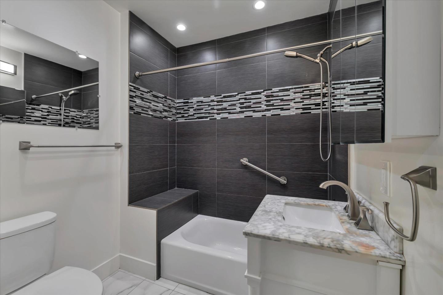 Detail Gallery Image 18 of 43 For 1213 Balboa Ave, Burlingame,  CA 94010 - 4 Beds | 2/1 Baths