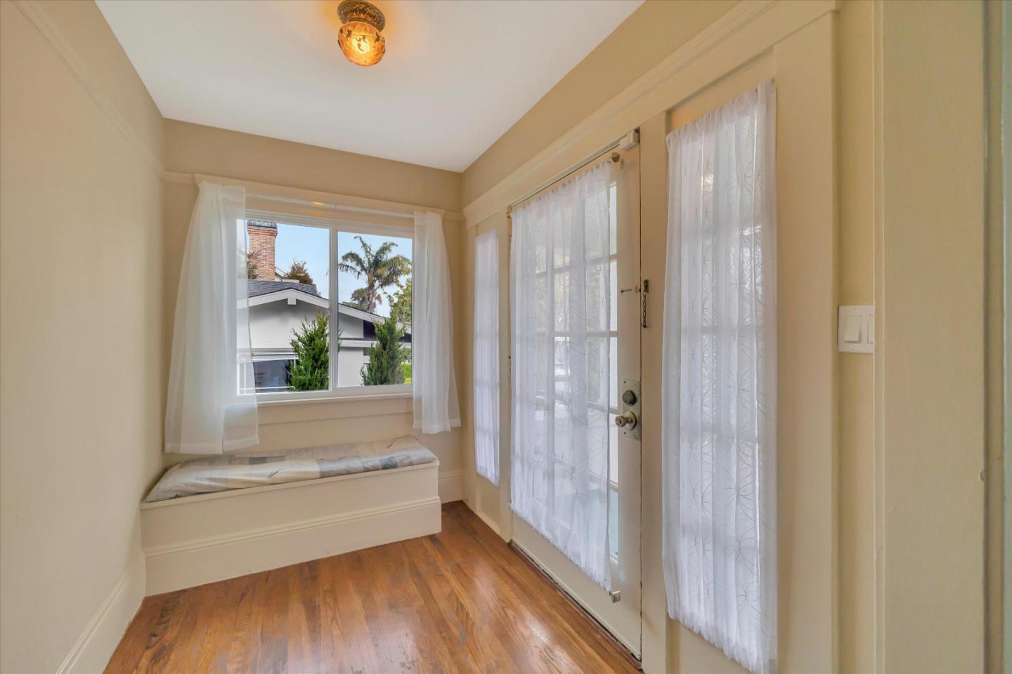 Detail Gallery Image 5 of 43 For 1213 Balboa Ave, Burlingame,  CA 94010 - 4 Beds | 2/1 Baths