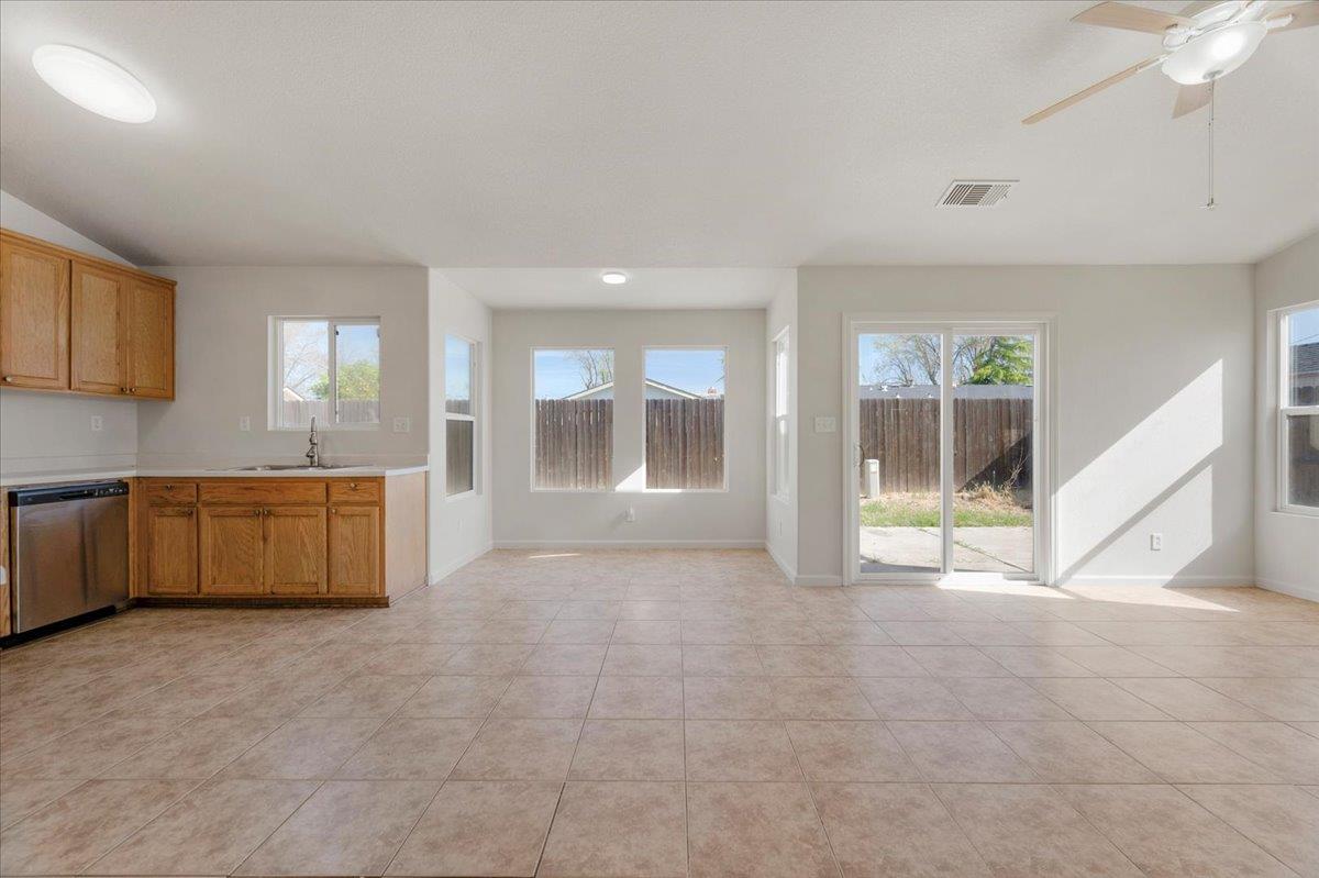Detail Gallery Image 9 of 46 For 1360 Chamberlain Ave, Los Banos,  CA 93635 - 4 Beds | 2 Baths