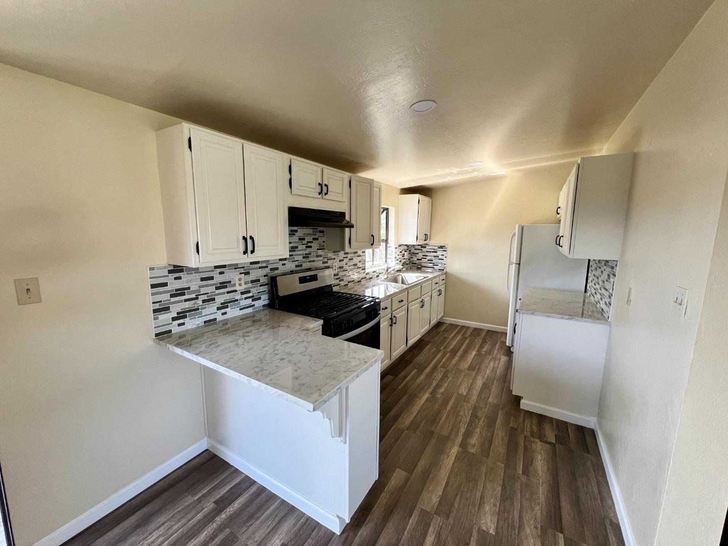 Detail Gallery Image 5 of 17 For 831 Central Ave, Salinas,  CA 93901 - 4 Beds | 2 Baths