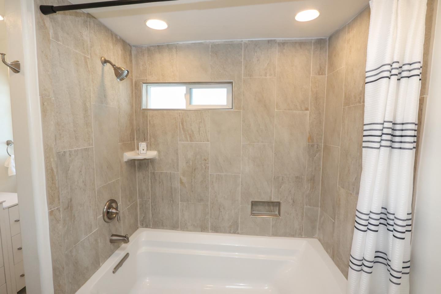 Detail Gallery Image 10 of 35 For 4570 Crystal St, Capitola,  CA 95010 - 2 Beds | 2 Baths