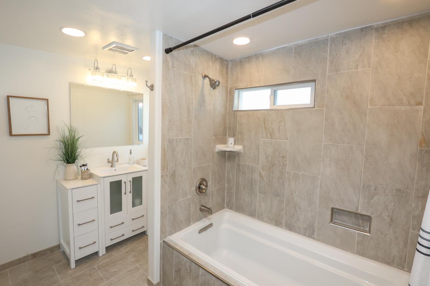 Detail Gallery Image 11 of 35 For 4570 Crystal St, Capitola,  CA 95010 - 2 Beds | 2 Baths