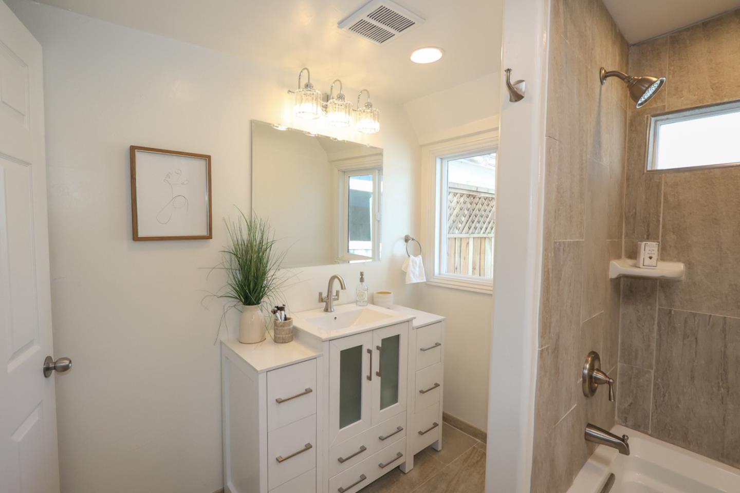 Detail Gallery Image 12 of 35 For 4570 Crystal St, Capitola,  CA 95010 - 2 Beds | 2 Baths