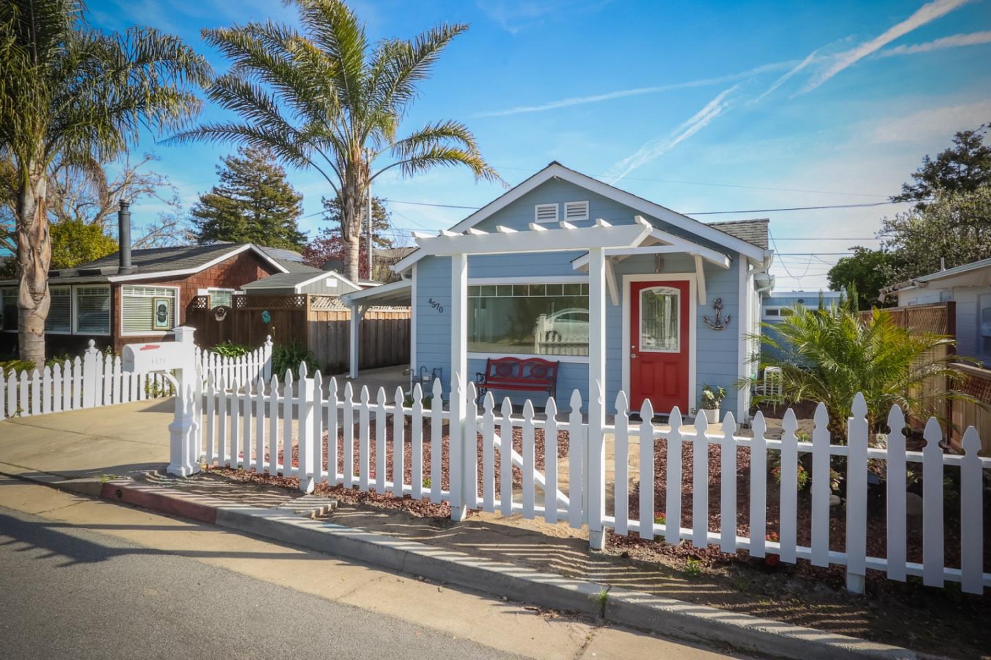 Detail Gallery Image 5 of 35 For 4570 Crystal St, Capitola,  CA 95010 - 2 Beds | 2 Baths