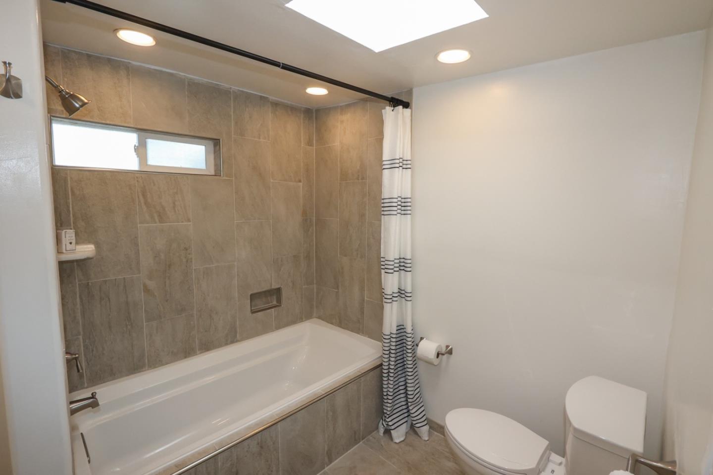 Detail Gallery Image 9 of 35 For 4570 Crystal St, Capitola,  CA 95010 - 2 Beds | 2 Baths
