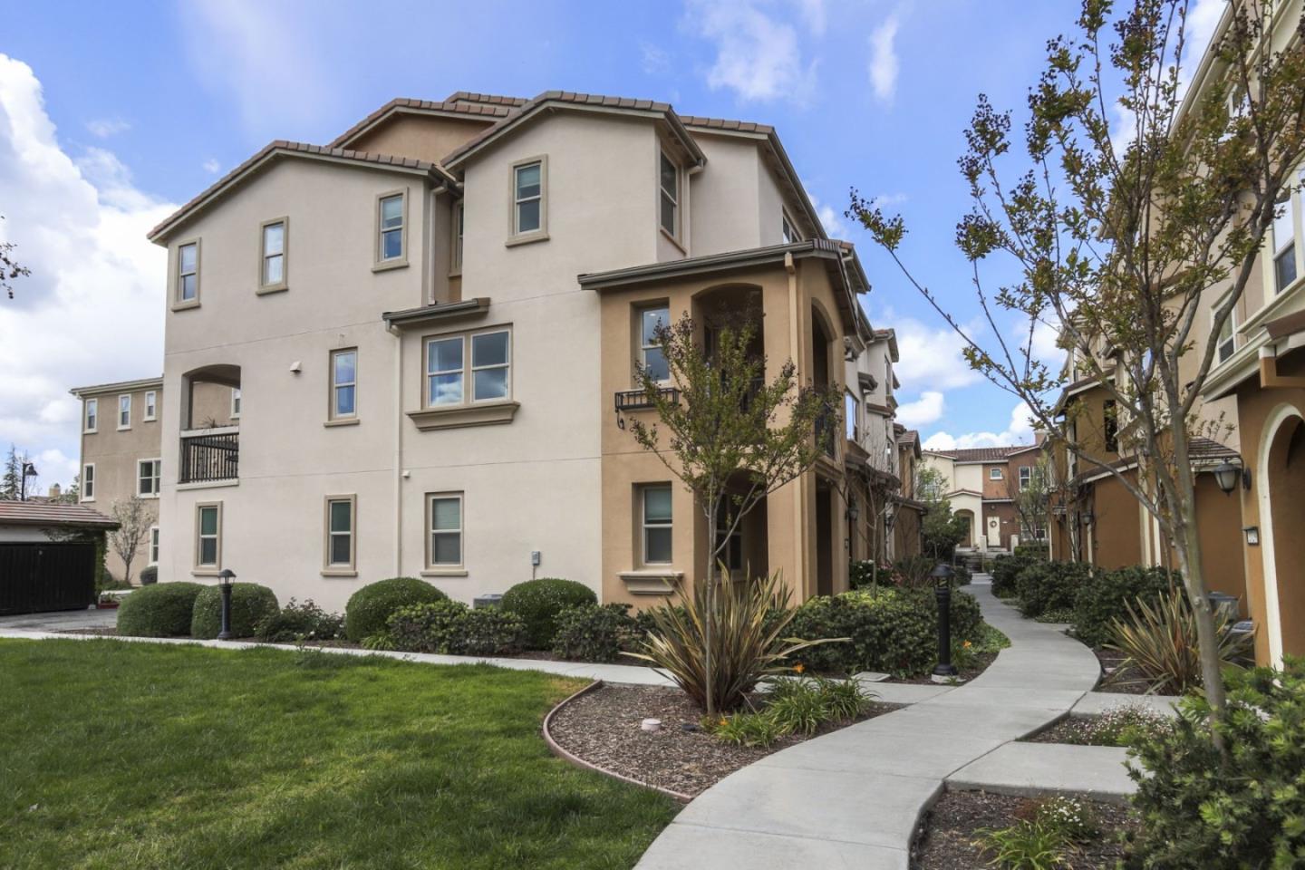 Detail Gallery Image 5 of 48 For 2722 Urbino Ct, San Jose,  CA 95111 - 4 Beds | 3/1 Baths