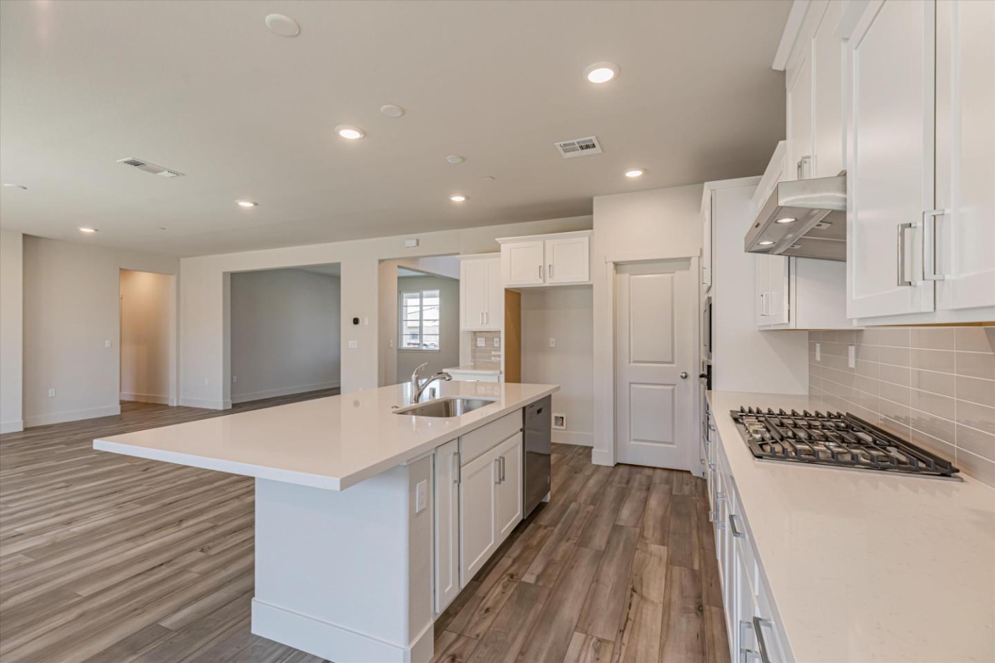 Detail Gallery Image 7 of 25 For 183 Vienna Way, Hollister,  CA 95023 - 4 Beds | 3/1 Baths