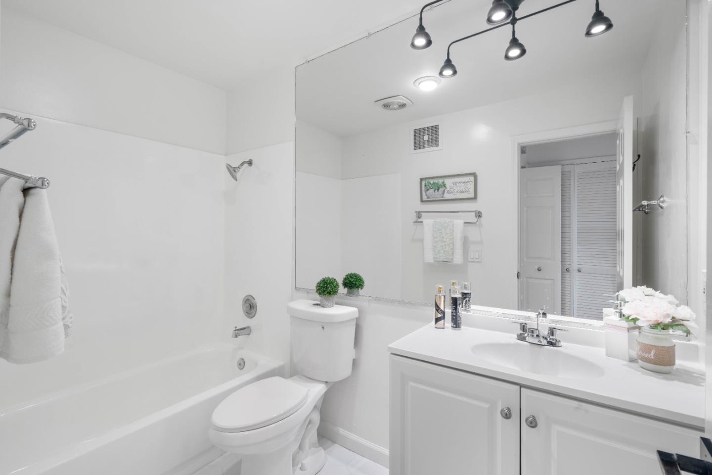 Detail Gallery Image 7 of 13 For 7100 Rainbow Dr #32,  San Jose,  CA 95129 - 2 Beds | 1/1 Baths