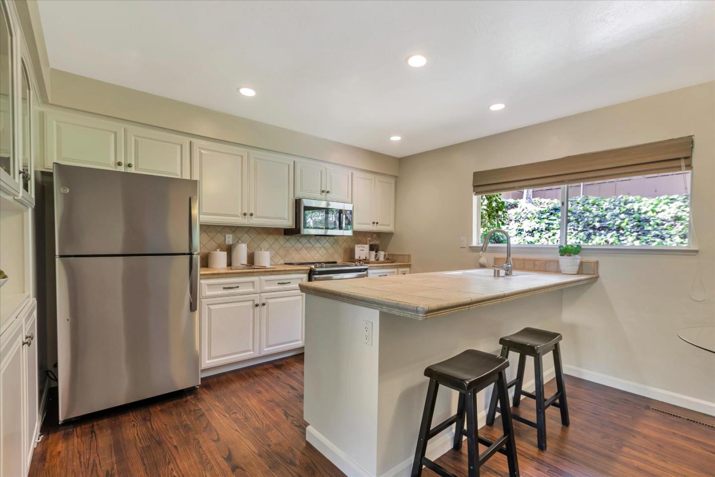 Detail Gallery Image 7 of 28 For 18400 Overlook Rd #35,  Los Gatos,  CA 95030 - 3 Beds | 2/1 Baths