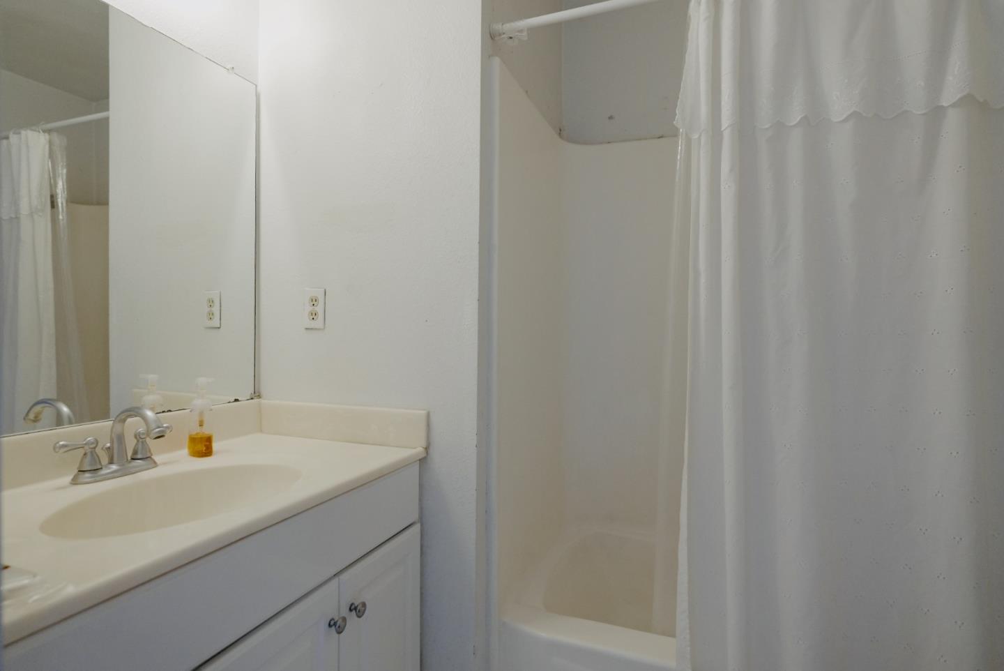 Detail Gallery Image 9 of 59 For 3549 Squirecreek Cir, San Jose,  CA 95121 - 3 Beds | 2/1 Baths
