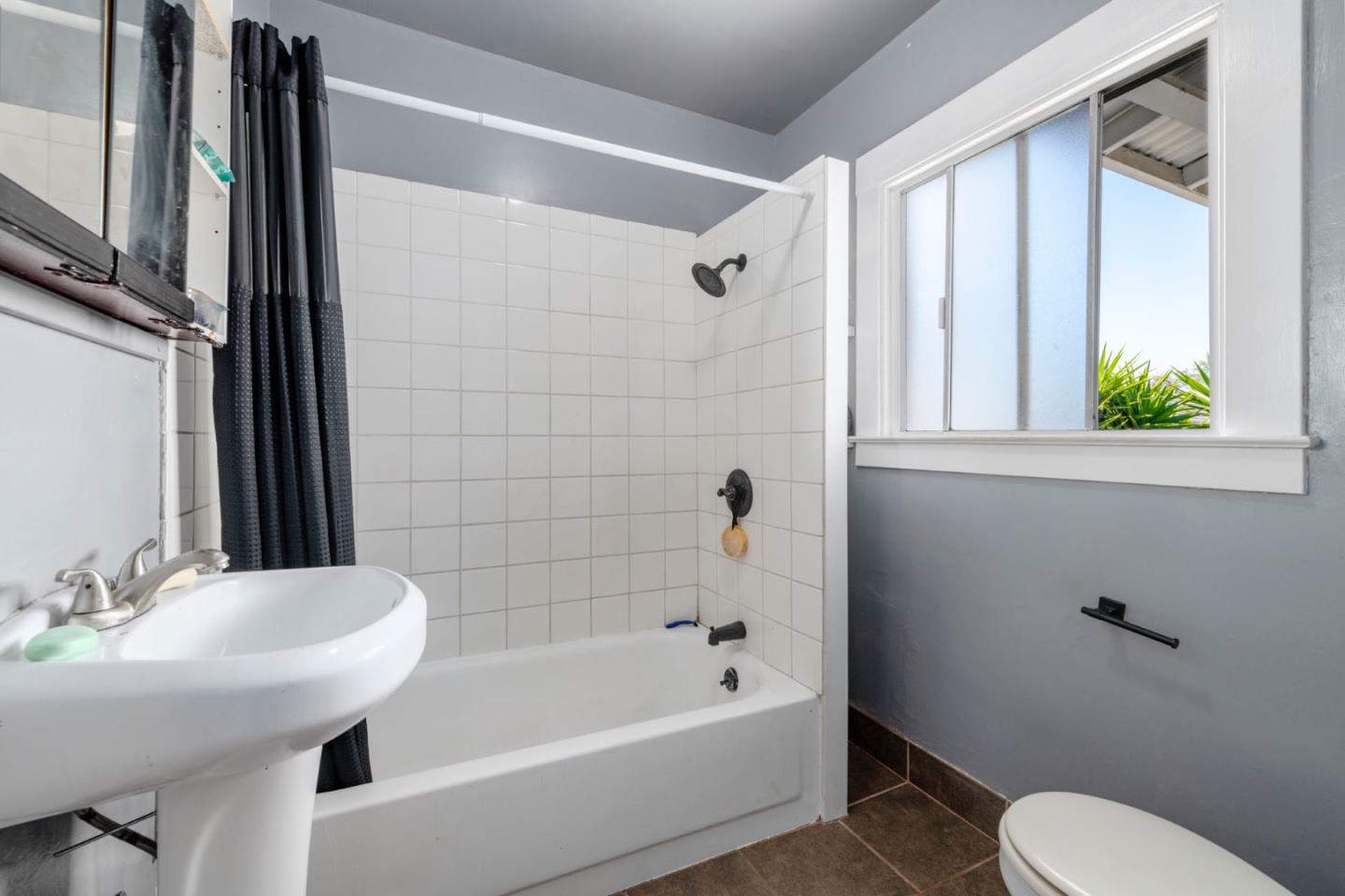 Detail Gallery Image 5 of 29 For 6319 Herzog St, Oakland,  CA 94608 - 1 Beds | 1 Baths