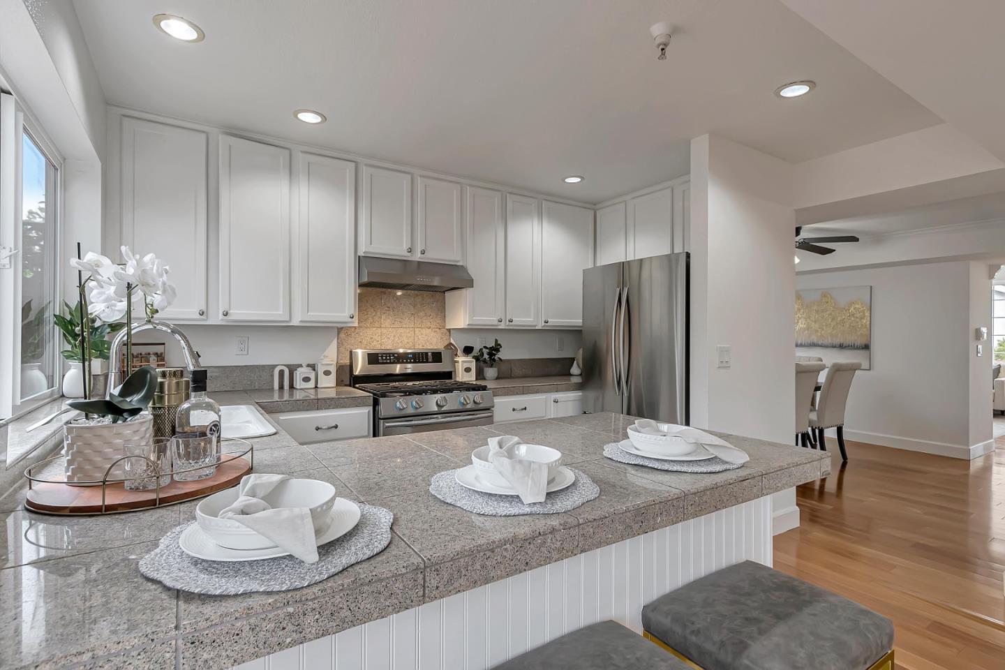 Detail Gallery Image 13 of 42 For 537 Devonshire Ct, Mountain View,  CA 94043 - 3 Beds | 2/1 Baths