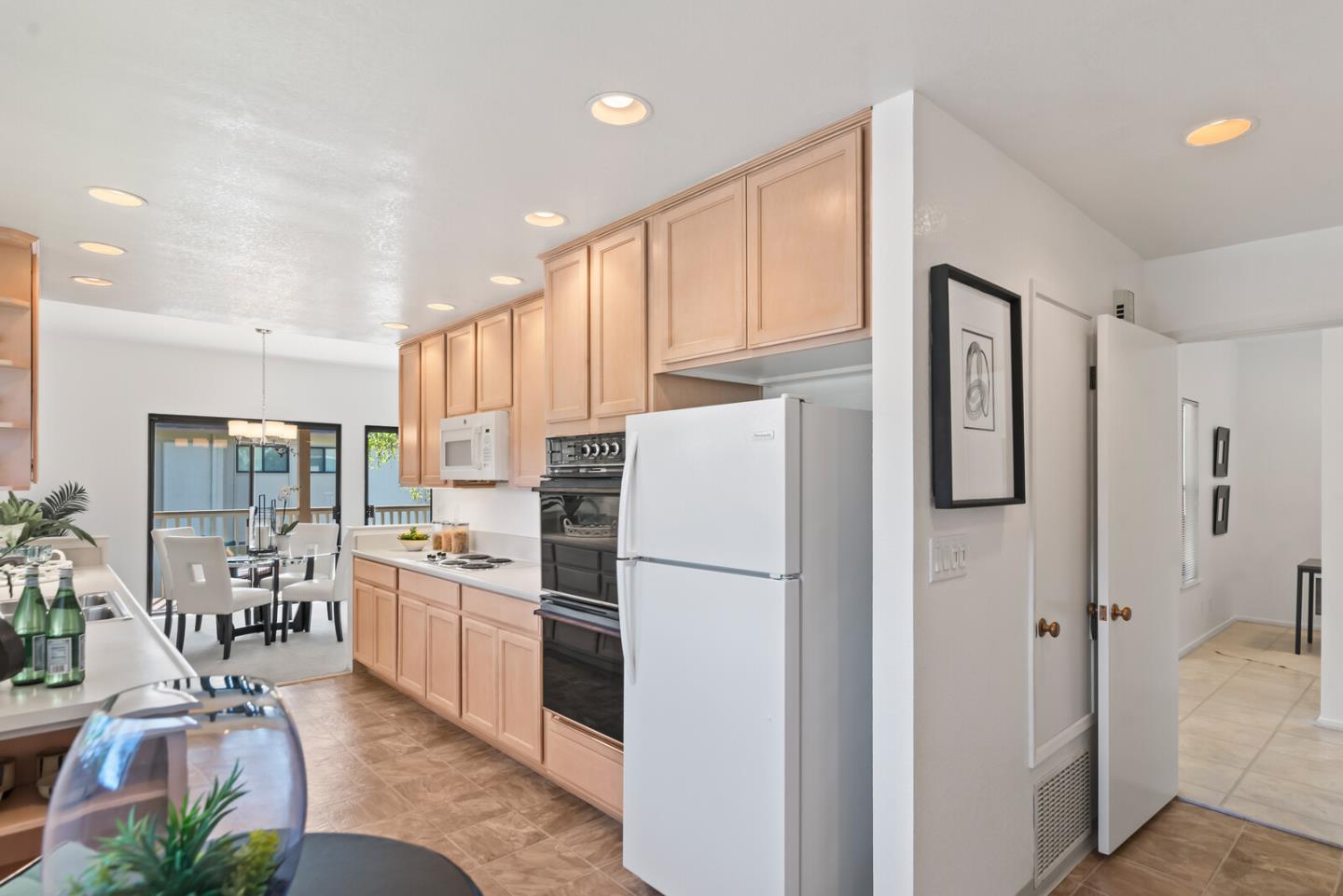 Detail Gallery Image 15 of 38 For 50 Horgan Ave #2,  Redwood City,  CA 94061 - 3 Beds | 2 Baths