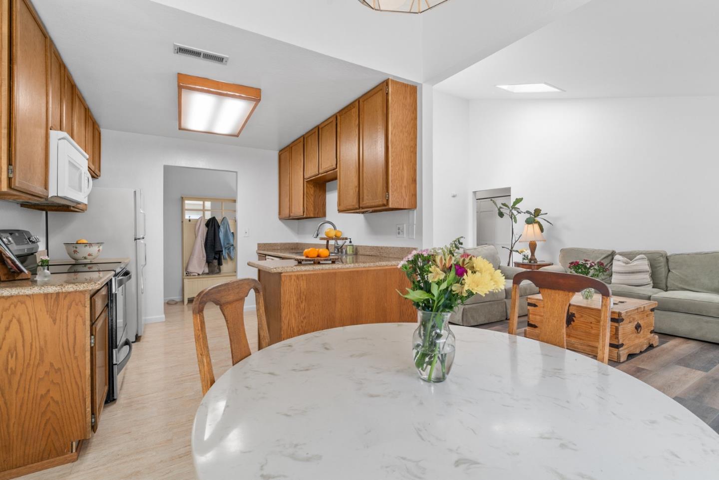 Detail Gallery Image 9 of 32 For 2331 17th Ave, Santa Cruz,  CA 95062 - 2 Beds | 2 Baths