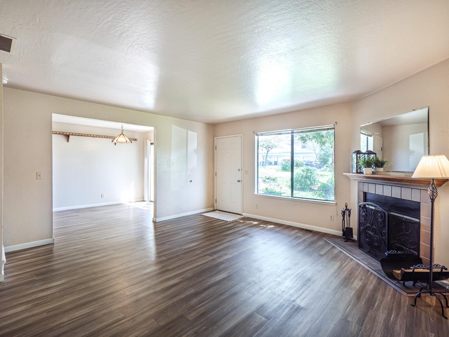 Detail Gallery Image 4 of 36 For 216 Silver Leaf Dr #C,  Watsonville,  CA 95076 - 3 Beds | 1/1 Baths