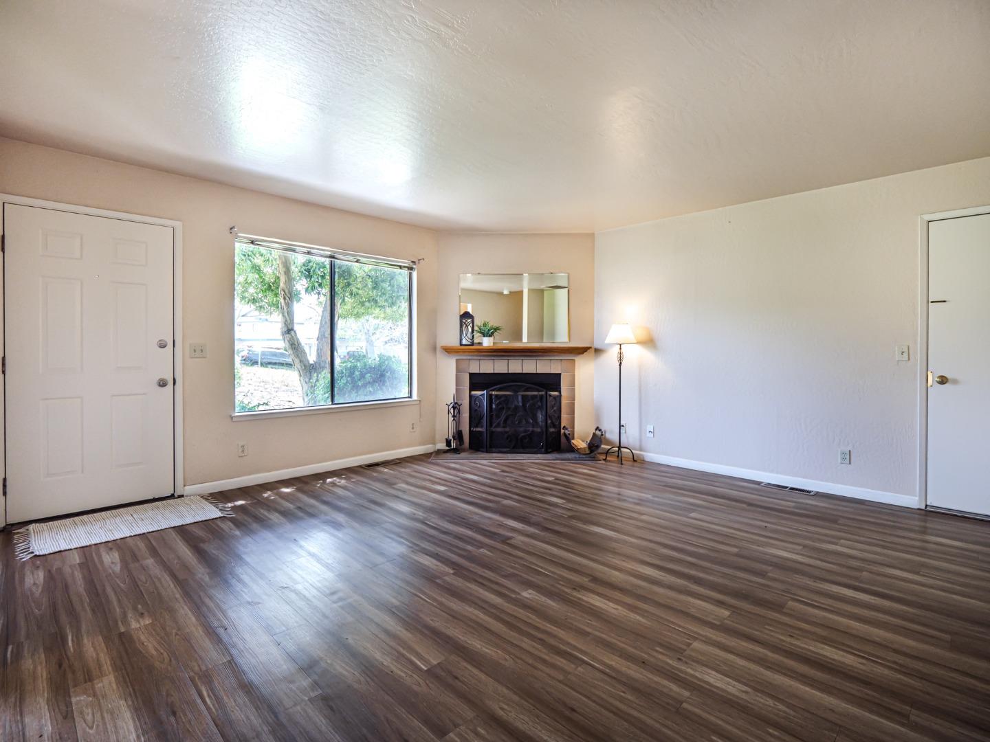 Detail Gallery Image 5 of 36 For 216 Silver Leaf Dr #C,  Watsonville,  CA 95076 - 3 Beds | 1/1 Baths