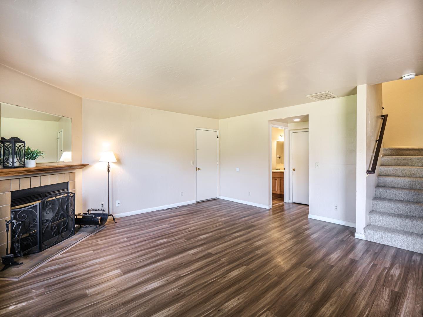 Detail Gallery Image 7 of 36 For 216 Silver Leaf Dr #C,  Watsonville,  CA 95076 - 3 Beds | 1/1 Baths