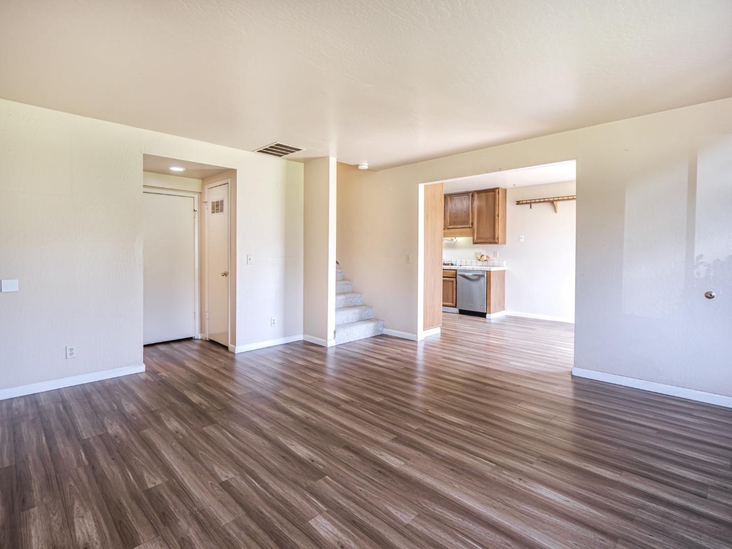 Detail Gallery Image 9 of 36 For 216 Silver Leaf Dr #C,  Watsonville,  CA 95076 - 3 Beds | 1/1 Baths
