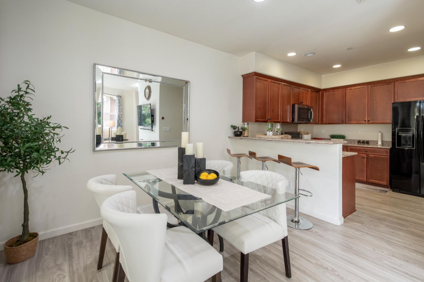 Detail Gallery Image 9 of 45 For 2059 Vincenzo Wkwy, San Jose,  CA 95133 - 2 Beds | 2/1 Baths