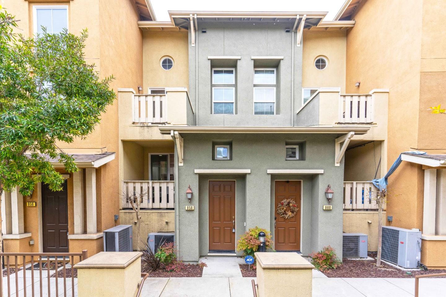 Detail Gallery Image 1 of 38 For 958 Pavilion Loop, San Jose,  CA 95112 - 2 Beds | 2 Baths